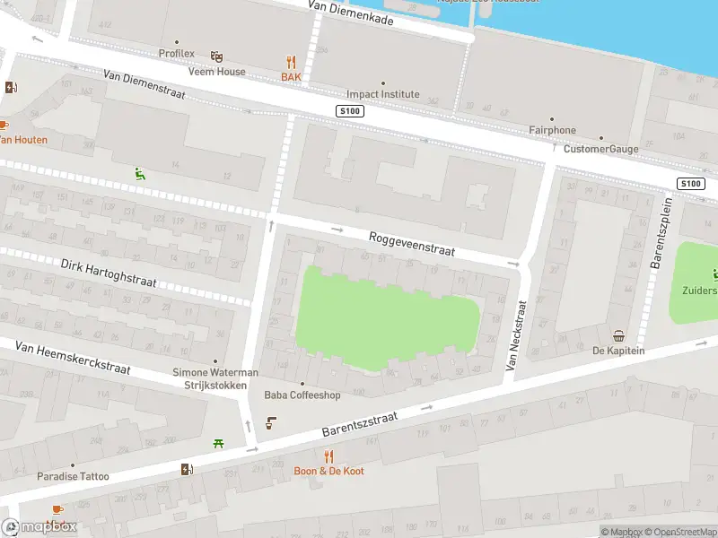 Ambulance met grote spoed naar de Roggeveenstraat in Amsterdam