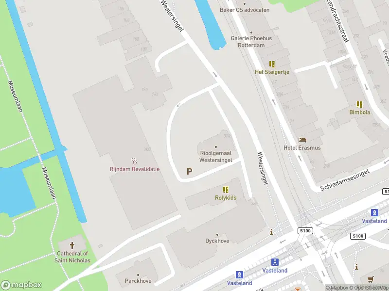 Ambulance met grote spoed naar de Westersingel in Rotterdam