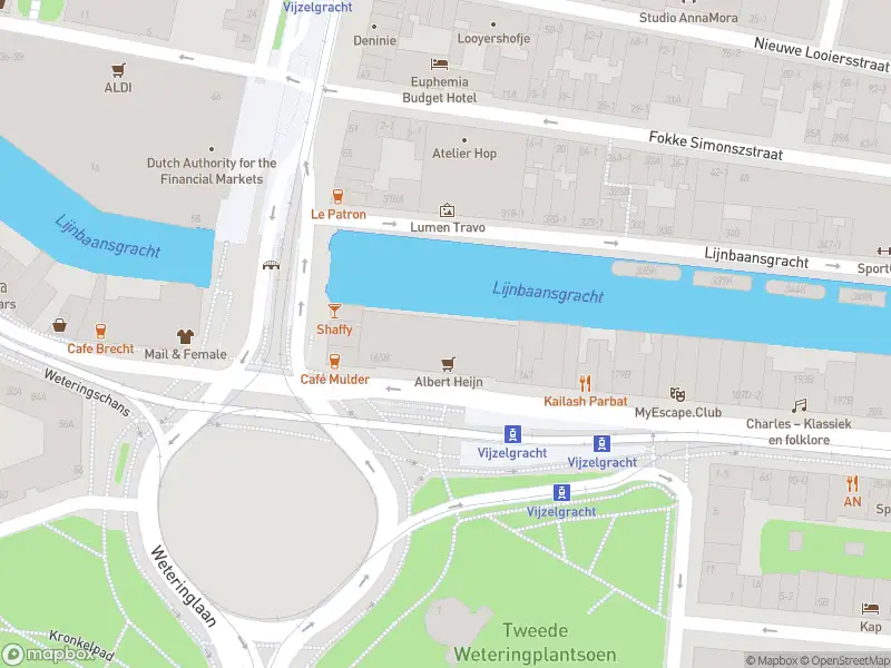 Ambulance met grote spoed naar de Frederiksplein in Amsterdam