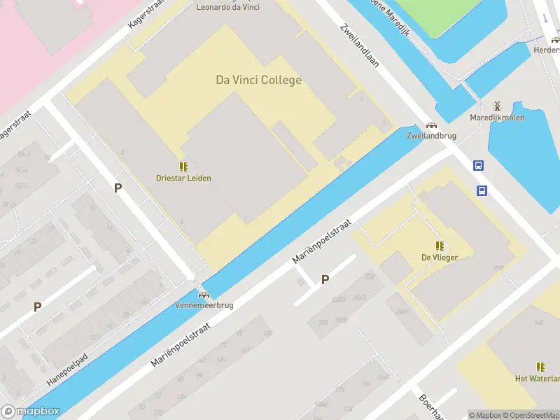 Ambulance met grote spoed naar de Mariënpoelstraat in Leiden