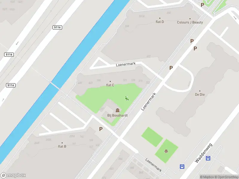 Ambulance met grote spoed naar de Loenermark in Amsterdam