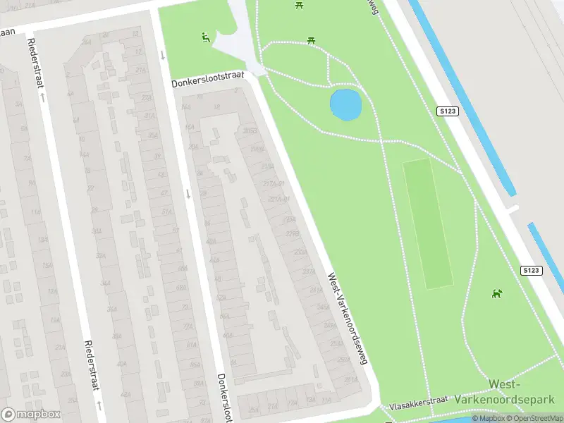 Ambulance met grote spoed naar de West-Varkenoordseweg in Rotterdam