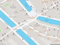 Ambulance met gepaste spoed naar de Koningsplein in Amsterdam