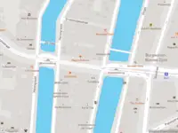 Ambulance met gepaste spoed naar de Prinsenstraat in Amsterdam