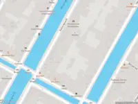 Ambulance met grote spoed naar de Leliegracht in Amsterdam