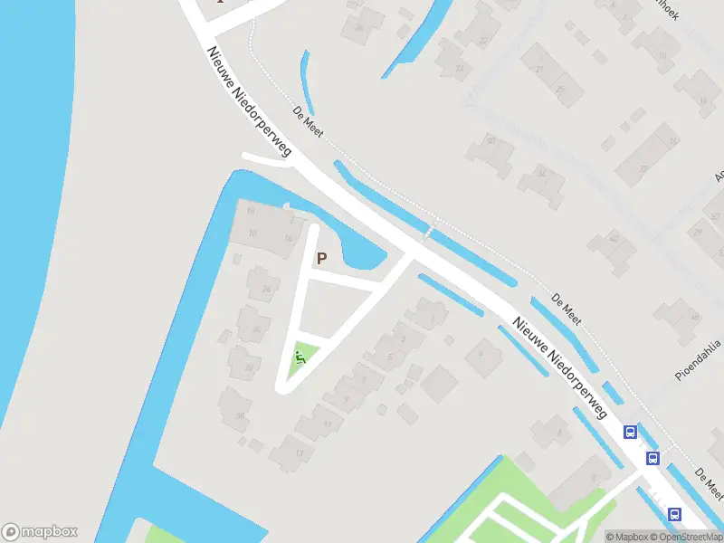 Ambulance met grote spoed naar de De Stek in Nieuwe Niedorp