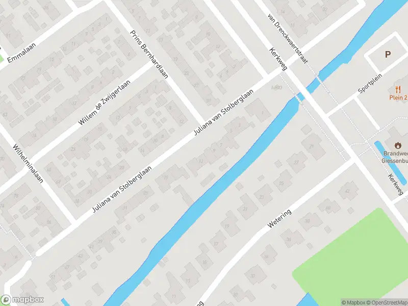 Ambulance met grote spoed naar de Juliana van Stolberglaan in Giessenburg