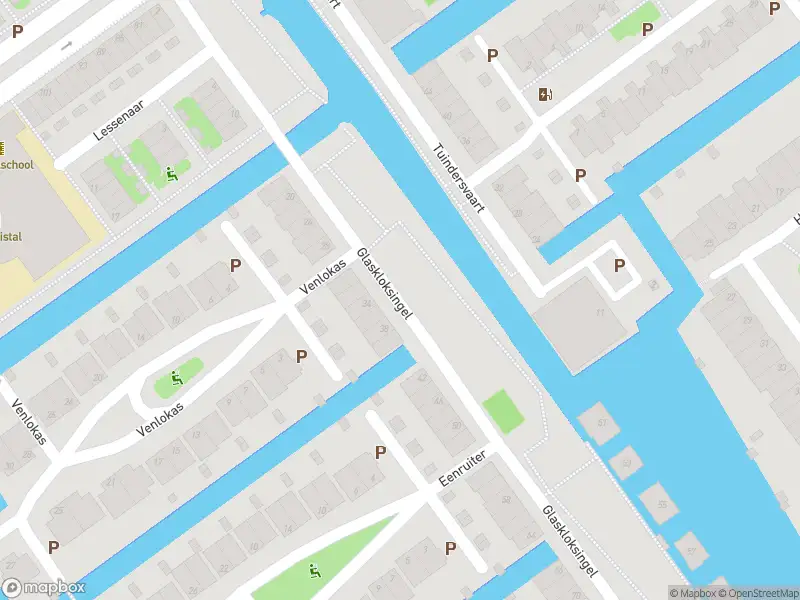 Ambulance met grote spoed naar de Glaskloksingel in Delft