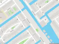 Ambulance met grote spoed naar de Glaskloksingel in Delft