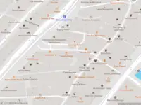 Brandweer met gepaste spoed naar de Nieuwezijds Kolk in Amsterdam