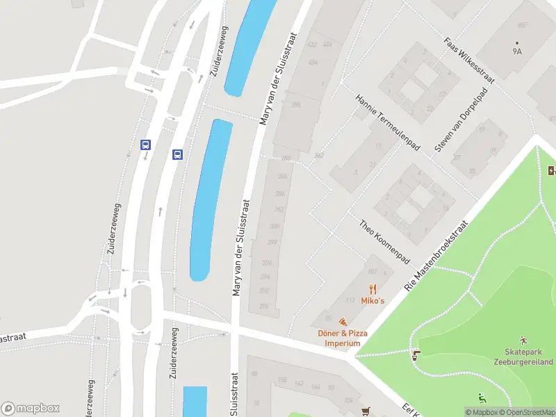Ambulance met grote spoed naar de Mary van der Sluisstraat in Amsterdam