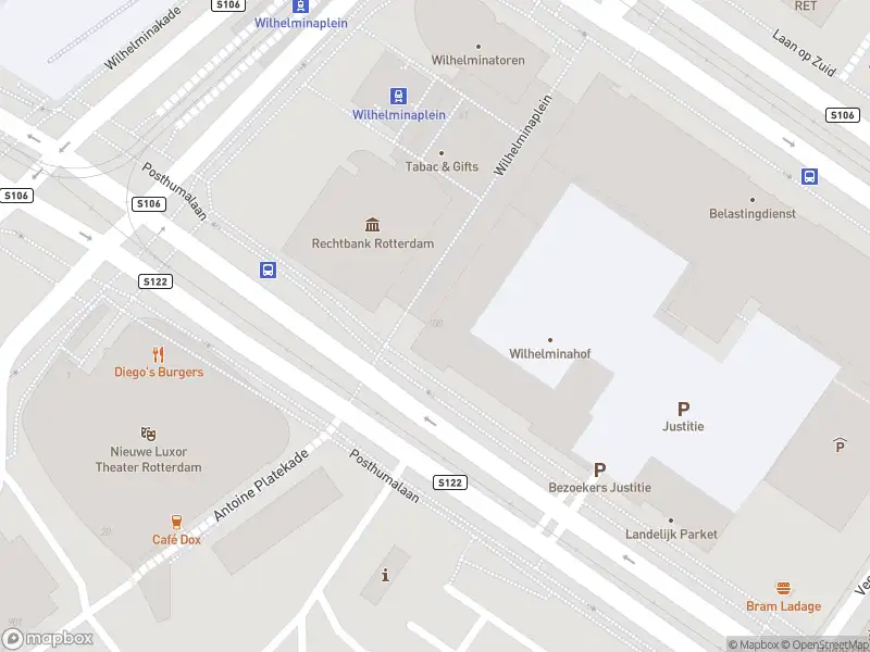 Ambulance met grote spoed naar de Wilhelminaplein in Rotterdam