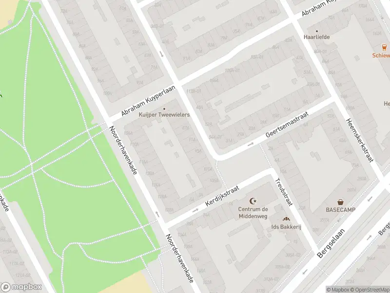 Ambulance met grote spoed naar de Groen van Prinstererstraat in Rotterdam