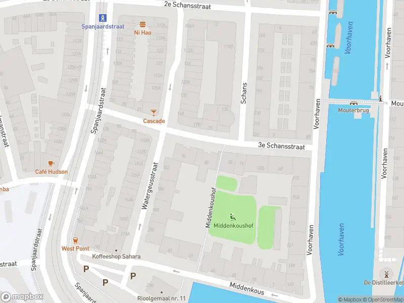 Ambulance met grote spoed naar de 3e Schansstraat in Rotterdam