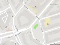 Ambulance met grote spoed naar de Walenburgerweg in Rotterdam