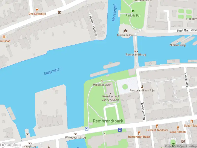Ambulance met grote spoed naar de Rembrandtpark in Leiden