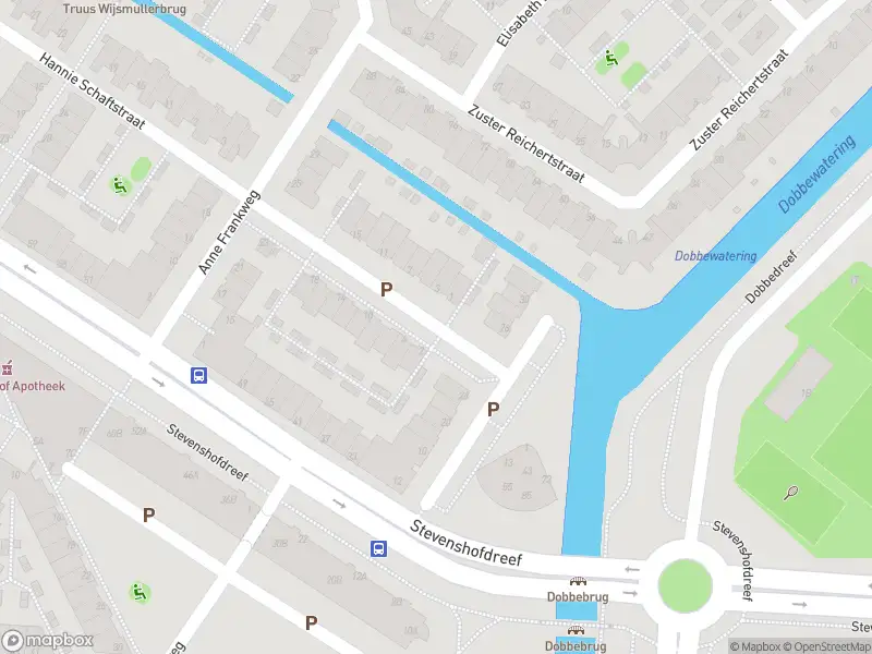 Ambulance met grote spoed naar de Jo de Clerstraat in Leiden