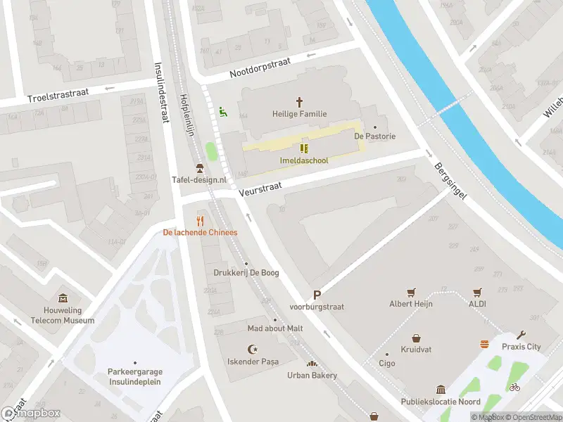 Ambulance met grote spoed naar de Veurstraat in Rotterdam