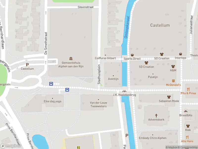 Ambulance met gepaste spoed naar de Stadhuisplein in Alphen aan den Rijn