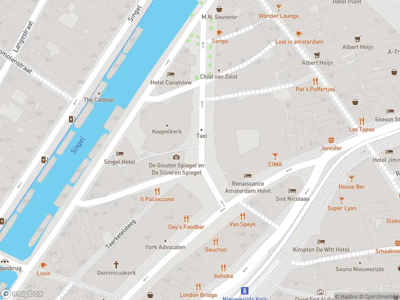 Ambulance met grote spoed naar de Kattengat in Amsterdam