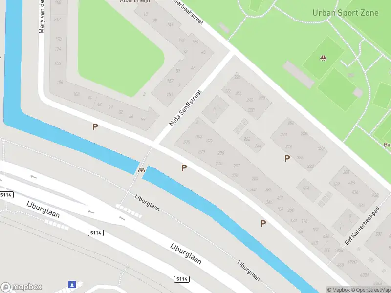 Ambulance met gepaste spoed naar de Kees Broekmanstraat in Amsterdam