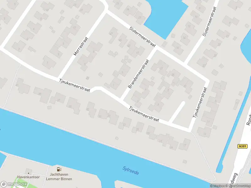 Brandweer met grote spoed naar de Brandemeerstraat in Lemmer vanwege gebouwbrand