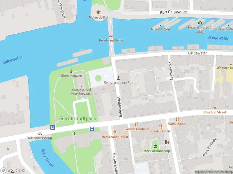 Ambulance met grote spoed naar de Weddesteeg in Leiden