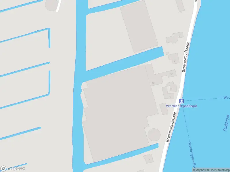 Ambulance met grote spoed naar de Groenewoudskade in Roelofarendsveen