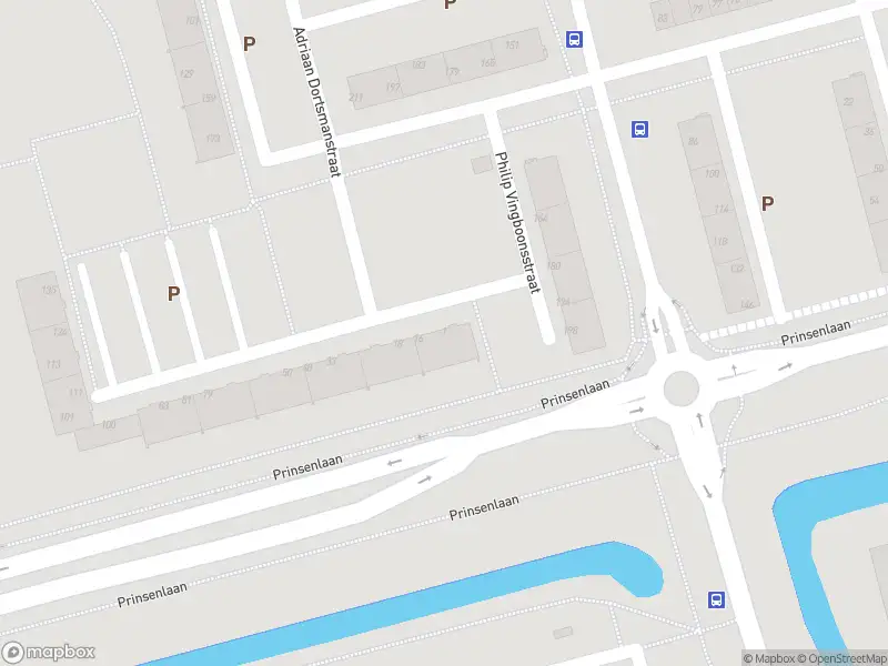 Ambulance met gepaste spoed naar de Edmond Hellenraadstraat in Rotterdam