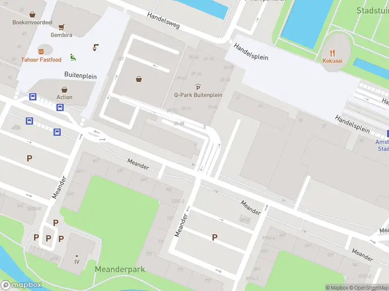 Ambulance met grote spoed naar de Handelsplein in Amstelveen