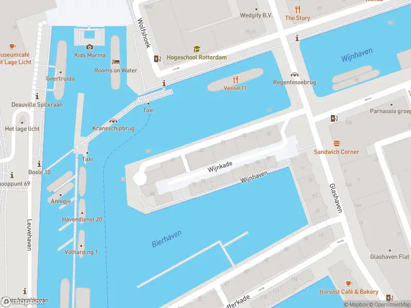 Ambulance met grote spoed naar de Wijnkade in Rotterdam