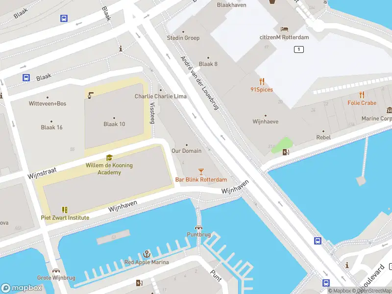 Ambulance met grote spoed naar de André van der Louwbrug in Rotterdam
