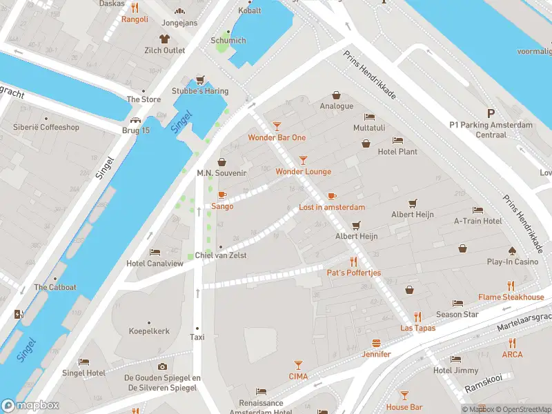 Ambulance met gepaste spoed naar de Stromarkt in Amsterdam