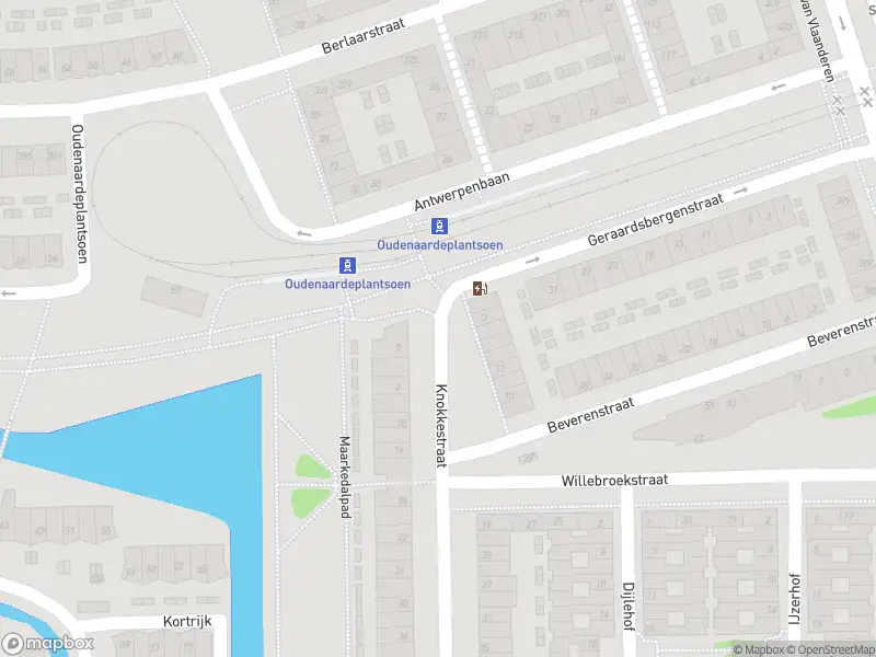 Ambulance met grote spoed naar de Knokkestraat in Amsterdam