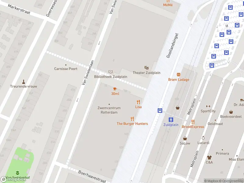 Ambulance met grote spoed naar de Annie M. G. Schmidtplein in Rotterdam