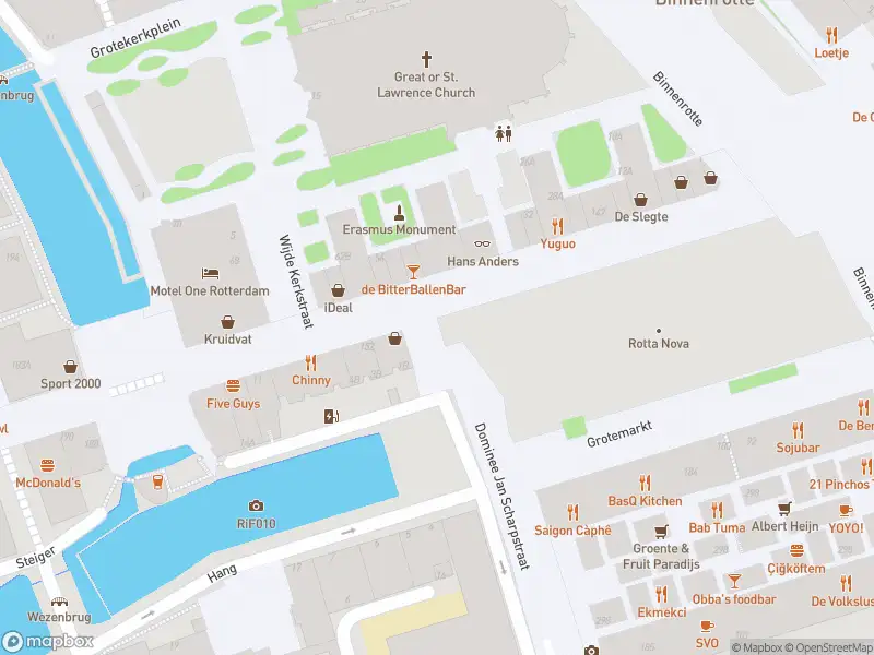 Ambulance met gepaste spoed naar de Hoogstraat in Rotterdam