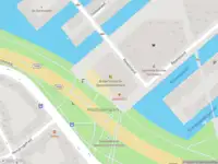 Ambulance met gepaste spoed naar de Revaleiland in Amsterdam