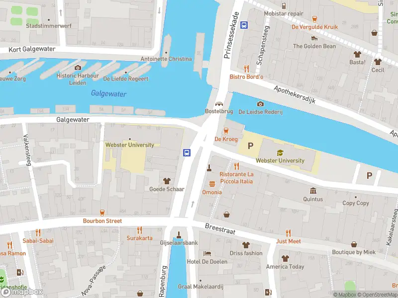 Ambulance met grote spoed naar de Kort Rapenburg in Leiden