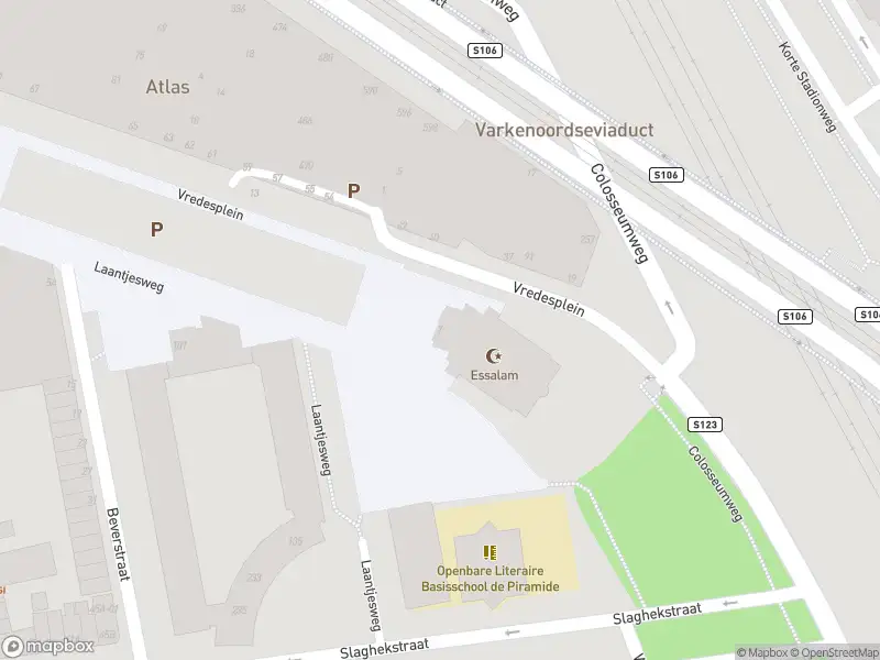 Ambulance met grote spoed naar de Colosseumweg in Rotterdam