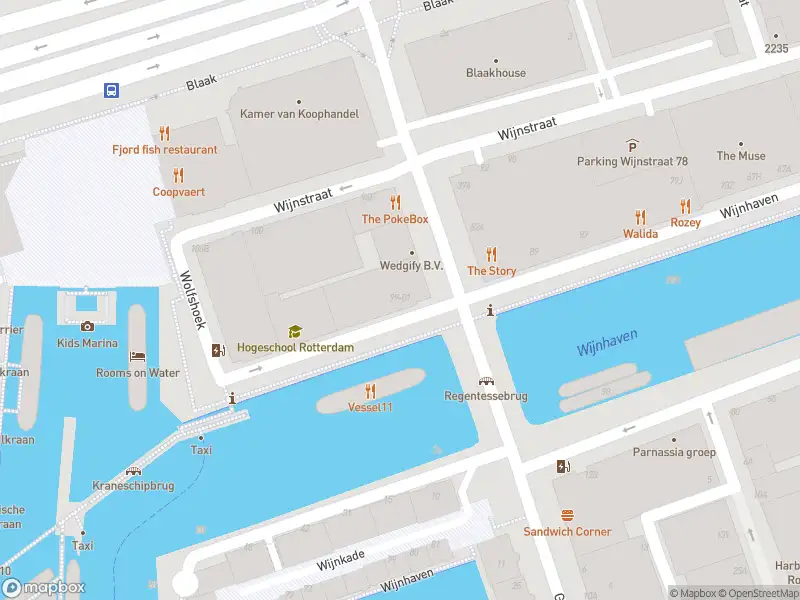 Ambulance met gepaste spoed naar de Wijnhaven in Rotterdam