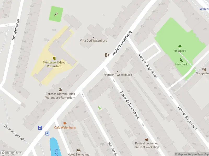 Ambulance met grote spoed naar de Walenburgerweg in Rotterdam