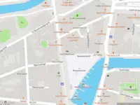 Ambulance met grote spoed naar de Beestenmarkt in Leiden