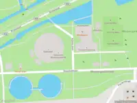 Ambulance met grote spoed naar de Klönne plein in Amsterdam