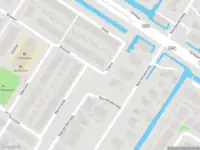 Ambulance met grote spoed naar de Akersingel in Amsterdam