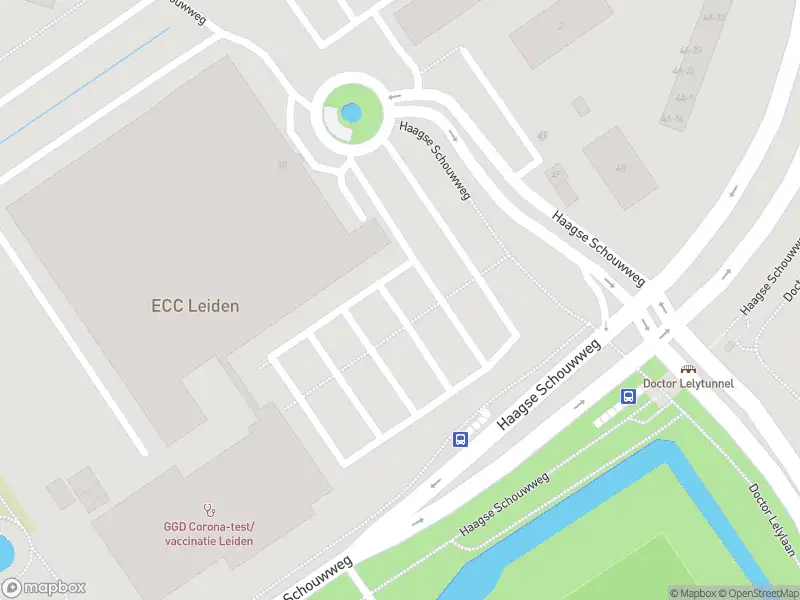 Ambulance met gepaste spoed naar de Haagse Schouwweg in Leiden