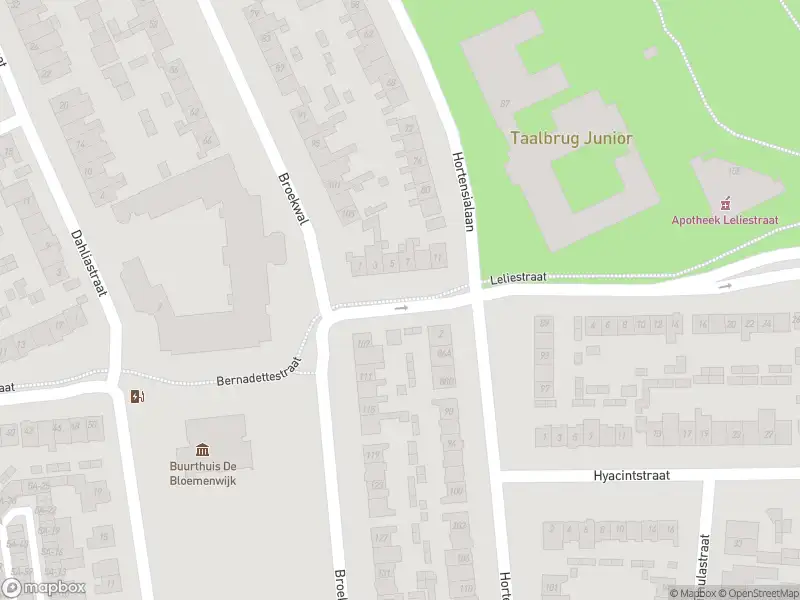 Brandweer met grote spoed naar de Leliestraat in Helmond vanwege een buitenbrand