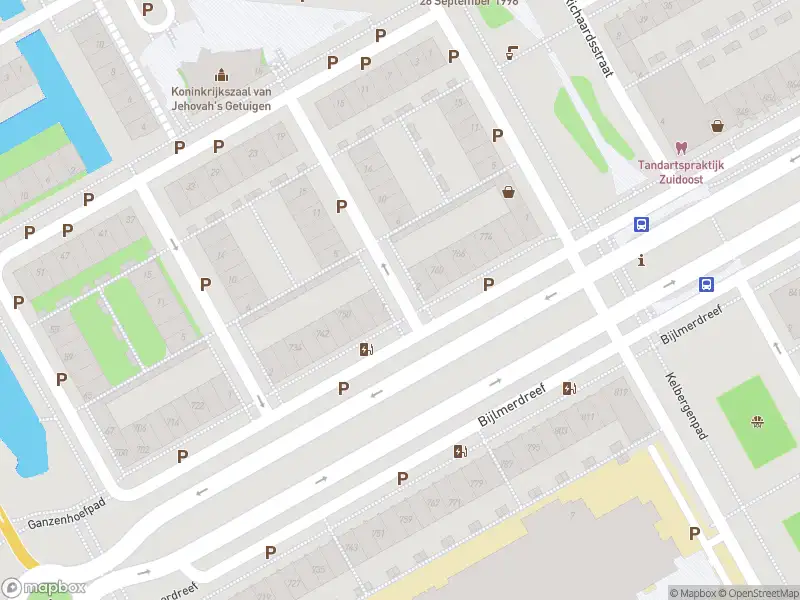 Ambulance met gepaste spoed naar de M. Berdenis van Berlekomstraat in Amsterdam