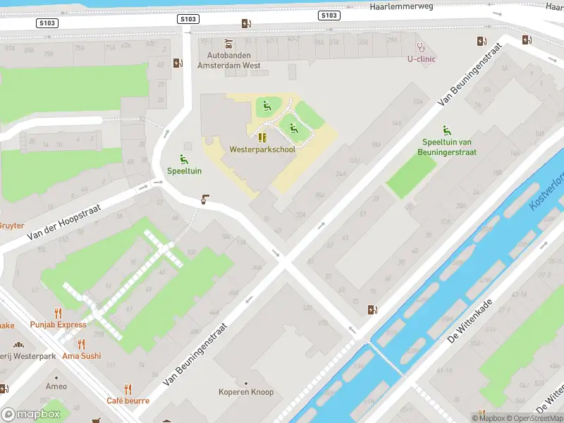 Ambulance met gepaste spoed naar de Van Hogendorpplein in Amsterdam
