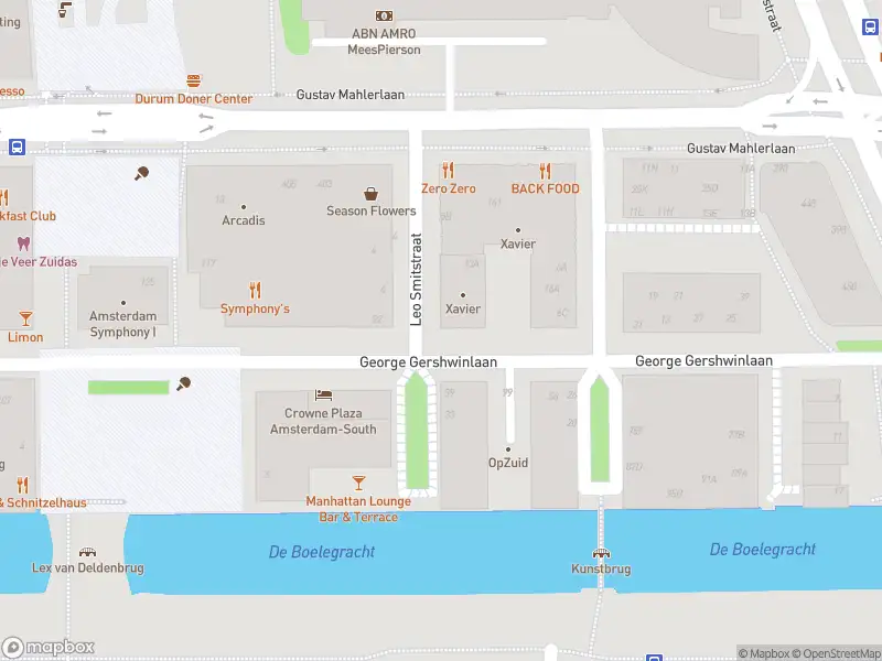 Ambulance met gepaste spoed naar de Leo Smitstraat in Amsterdam