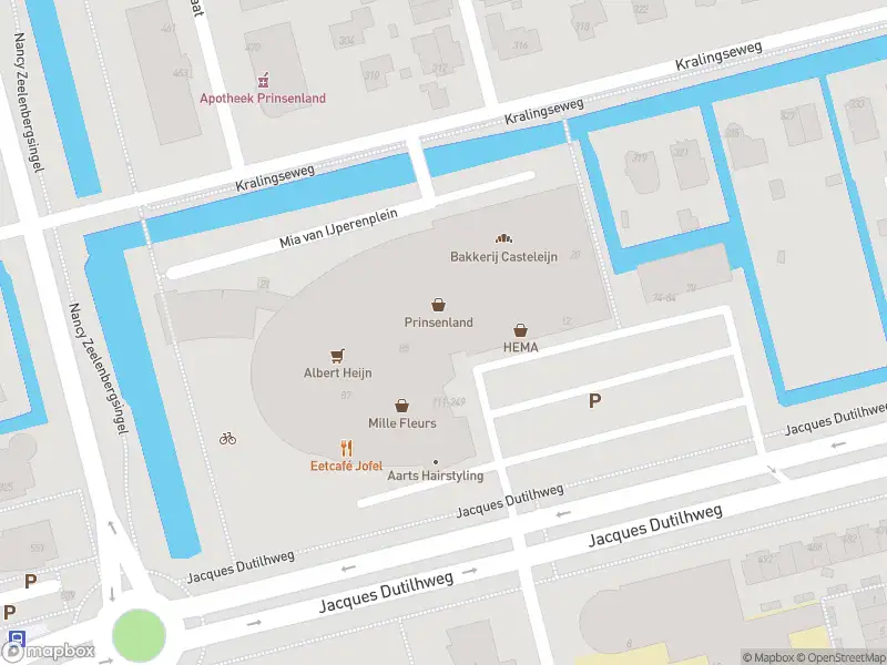 Ambulance met gepaste spoed naar de Mia van IJperenplein in Rotterdam